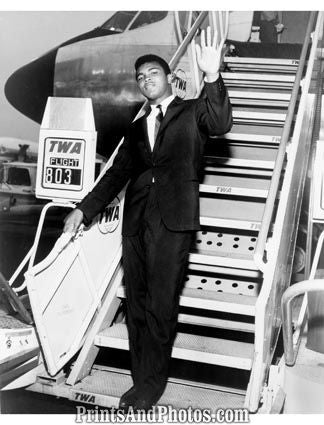 Muhammad Ali Leaving Plane  4907